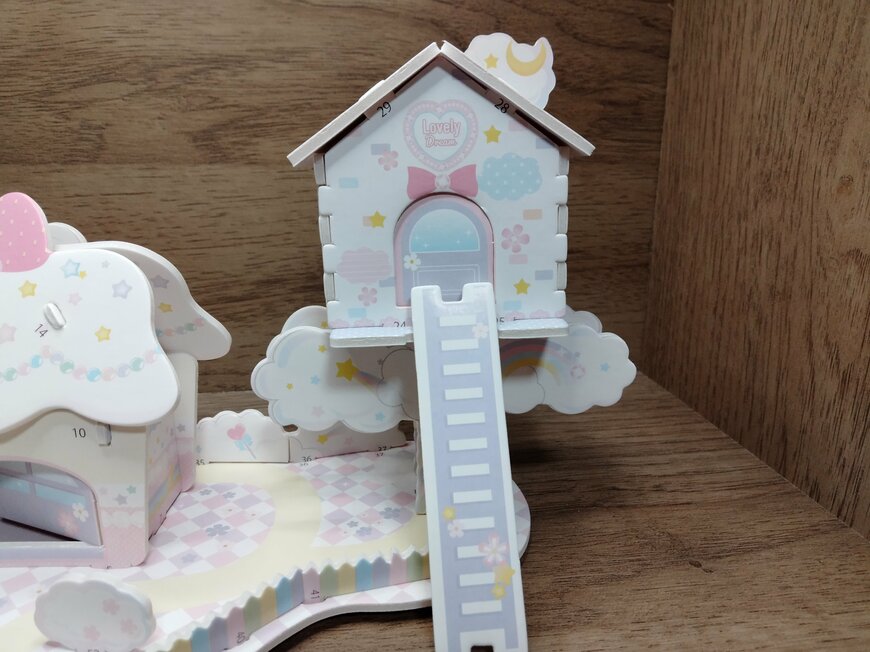 筆者撮影（セリア、つくろう！ ドールハウス 夢のお家）