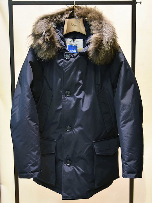 氷点下で作業するアラスカのパイプライン建設作業者向けに誕生したアークティックパーカ。アナログな風合いと機能性を併せもつ、通称60/40（ロクヨン）クロスを表地に採用。さらにテフロン加工を施し、撥水性を強化している。WOOLRICH / EDIFICE別注 New ARCTIC PARKA ML 118,800円（税込み）