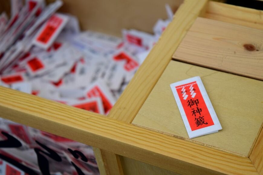 青森県の神社にある「おみくじ」　箱の中に鎮座する「猫のほほえましい光景」にホッコリ