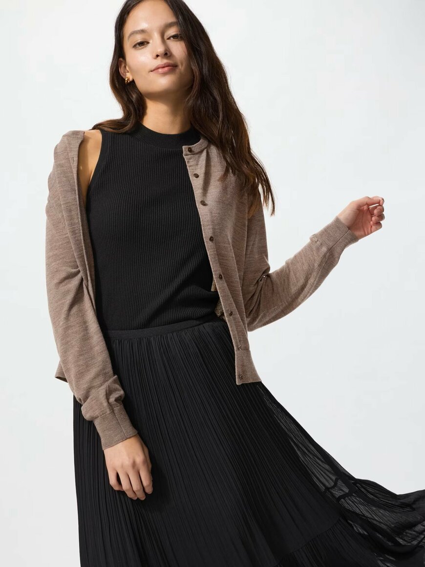 出所：ユニクロ公式 メリノクルーネックカーディガン