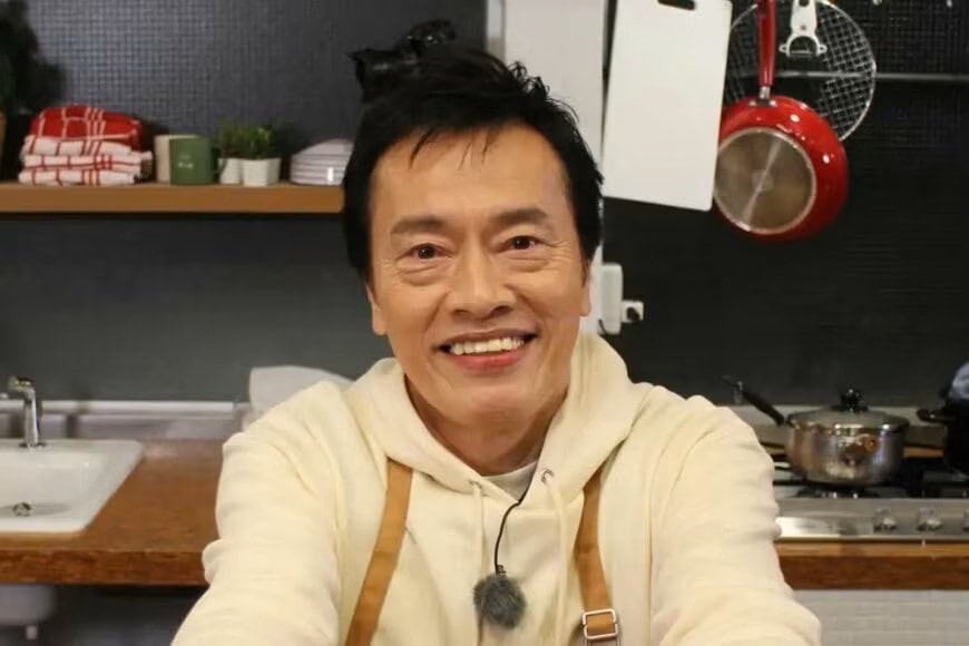 【タレントの料理】遠藤憲一が手際よく仕上げる鶏肉の簡単調理。たっぷりのベビーリーフ等と合わせて彩りを整えた料理。手際の良さに「料理慣れしてきましたね」「真似して作ってみますね」の声