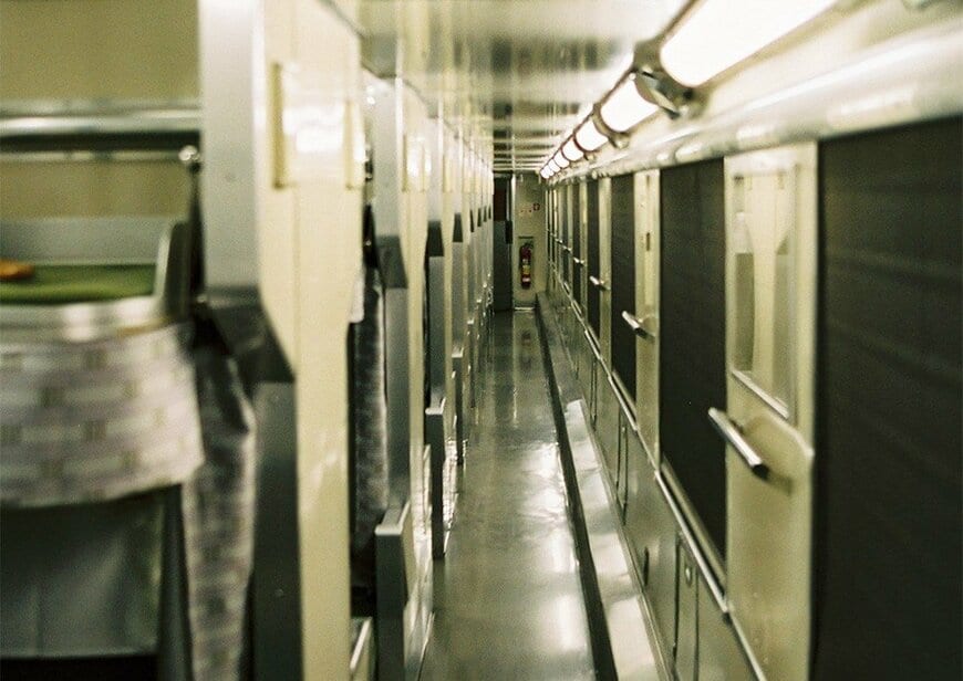 「寝台列車の通路」を撮影した一枚　静かに続く車内の光景に「今では味わえない贅沢」と懐かしむ声