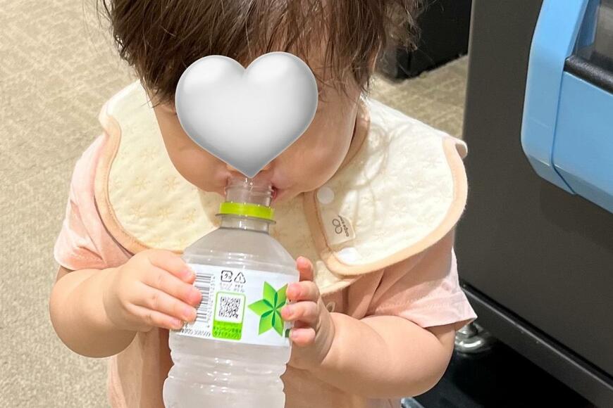 1歳児の「ペットボトルデビュー」が愛おしすぎる。きゅっと握ったおててが超絶キュート！