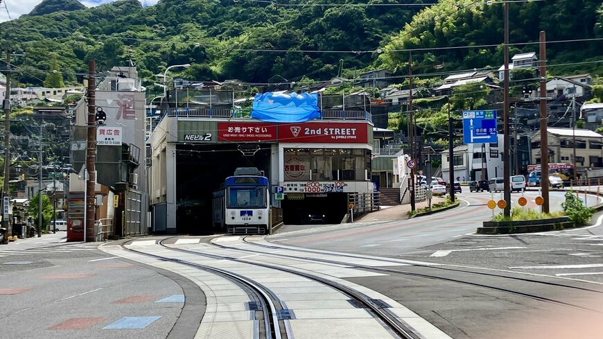 セカンドストリートから出てくるように見える現役車両