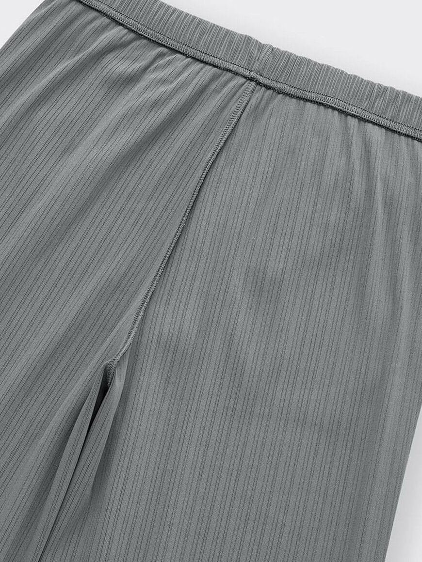 ウエストゴムでゆったり着られるところがリモートワークの部屋着にぴったり!