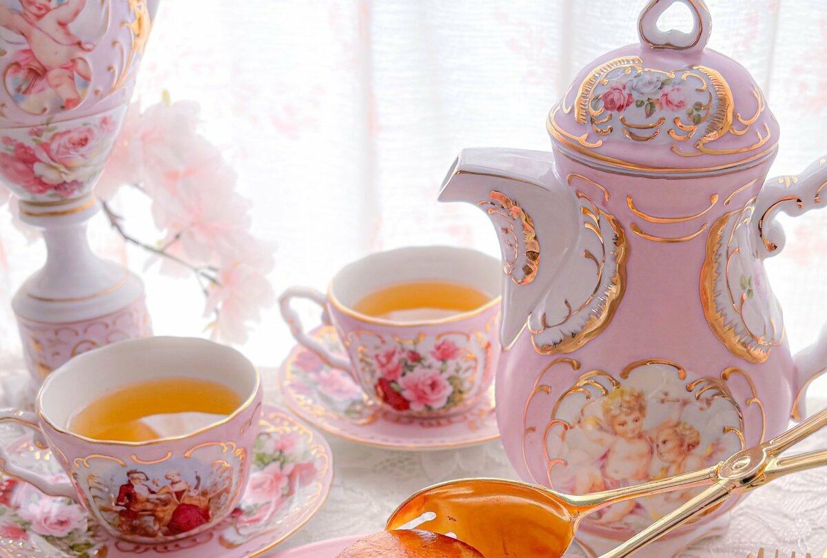 マリー・アントワネットを思わせる手作りの食器に驚き！まさかの完成度