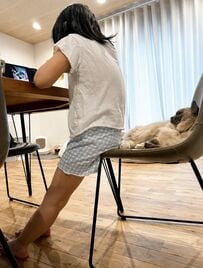 「娘の立場が弱いんじゃない」猫と娘の“関係性”がわかる光景に笑っちゃう