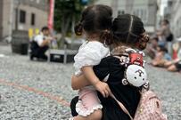 1歳の妹ちゃんと、妹ちゃんを「抱っこ」するお姉ちゃんが可愛すぎる