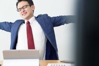 管理職に求められる役割と年収は？管理職の実態を紹介　「手放したい業務」は部下のメンタルケアなど