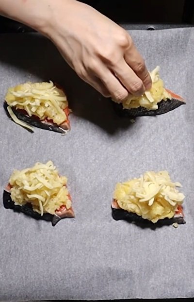 じゃがいもとチーズをのせた鮭をオーブンで焼きます