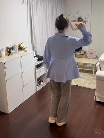 変身前の暗めの床