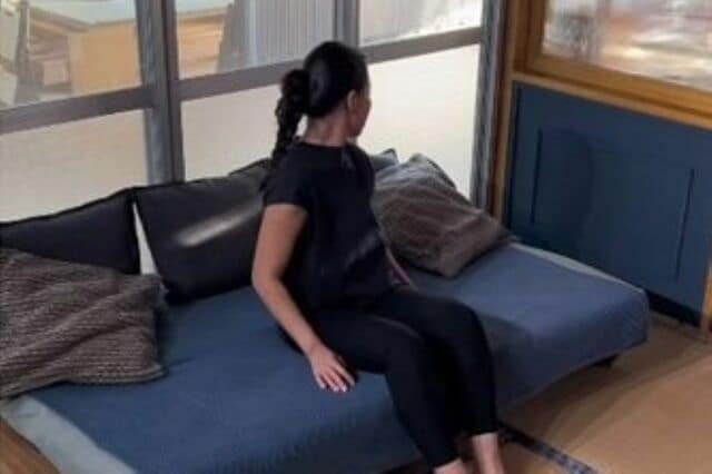 【女性1人で作り上げる本格DIY】築50年別荘のリビングにあるソファが大変身→快適でおしゃれな「背もたれ付き風ソファ」に