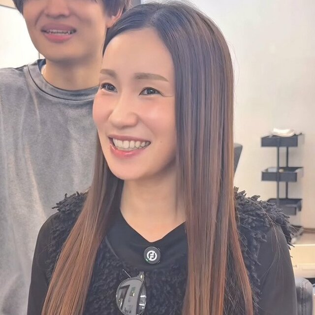 顔が面長に見えるのが悩みのストレートロング女性→プロの似合わせカットで…華やかな〈ひし形デザイン〉に！「可愛い！」の声 