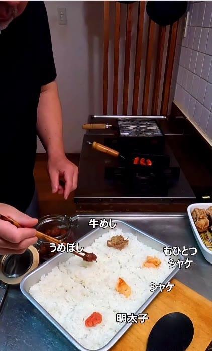 父が高校生の息子に作る【体育祭弁当】6種のおにぎりを握って、おかずは透明カップにぎっしり。「プラカップに入れるのも斬新です」の声