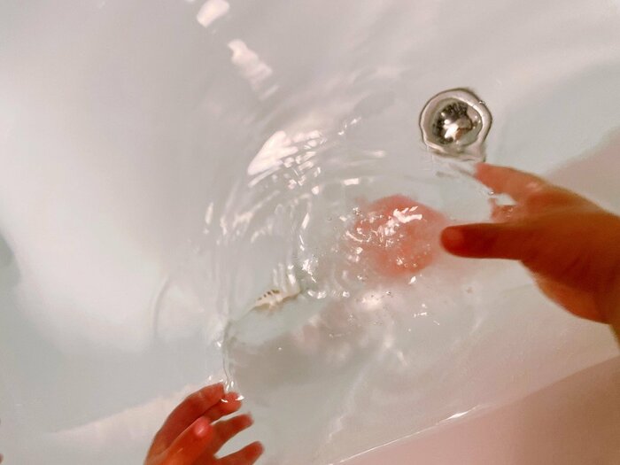 しばらく経つと浴槽はほんのりピンク色に