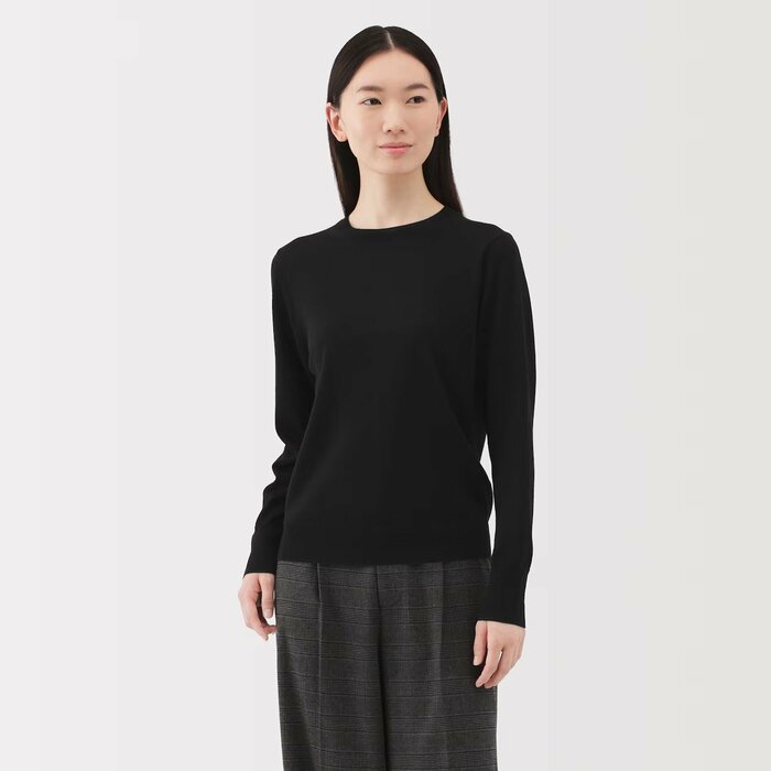 定番の「洗えるウールハイゲージクルーネックセーター」