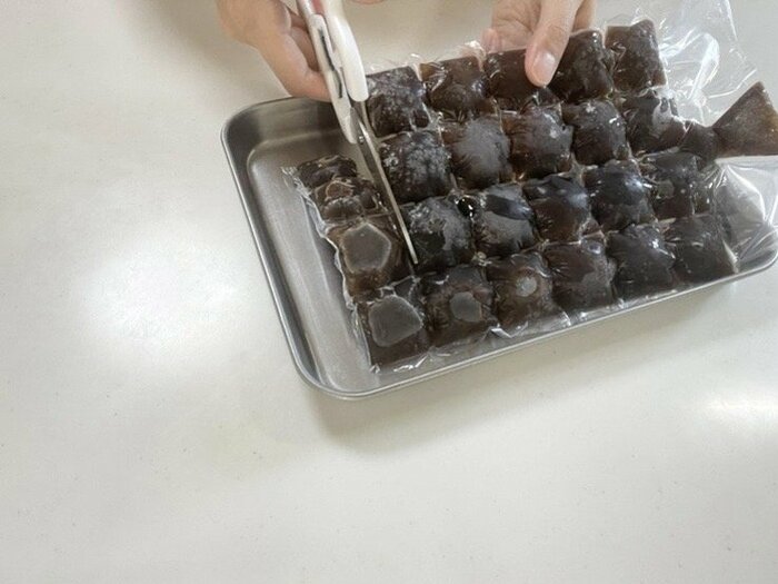 凍った氷を使う分だけキッチンバサミで切っていきます