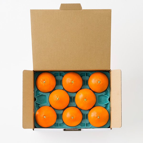 果皮は薄く滑らかで濃い紅色が特徴