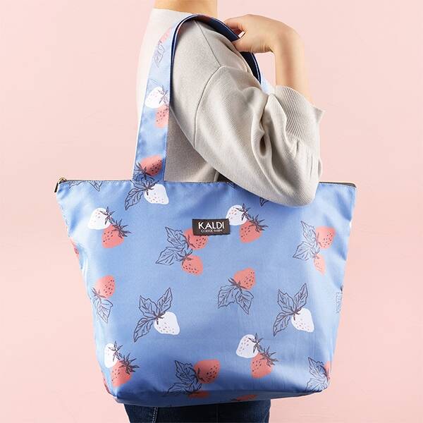 いちご柄のバッグは軽くて丈夫な素材を使用