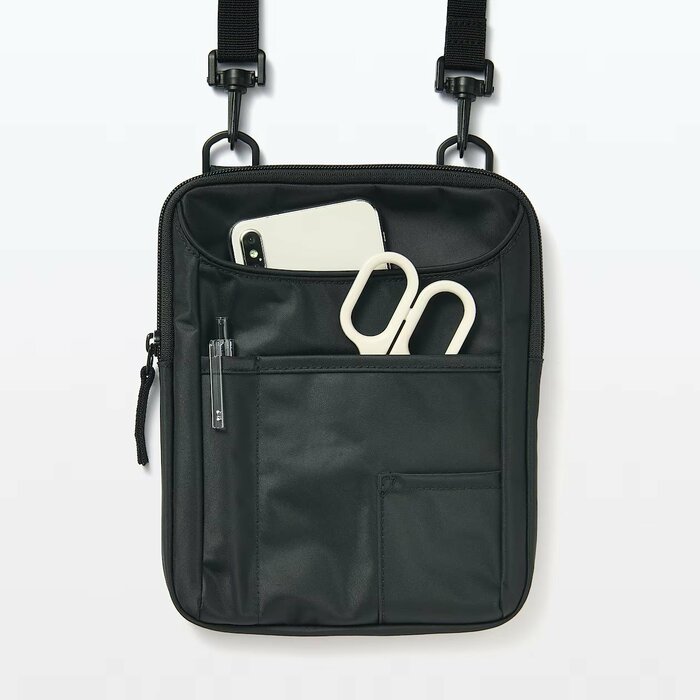 間口の大きいファスナーポケットがついたショルダーバッグ