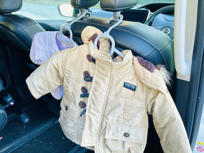 子ども用のアウターなら2つ並べて掛けてもコンパクトに収まります