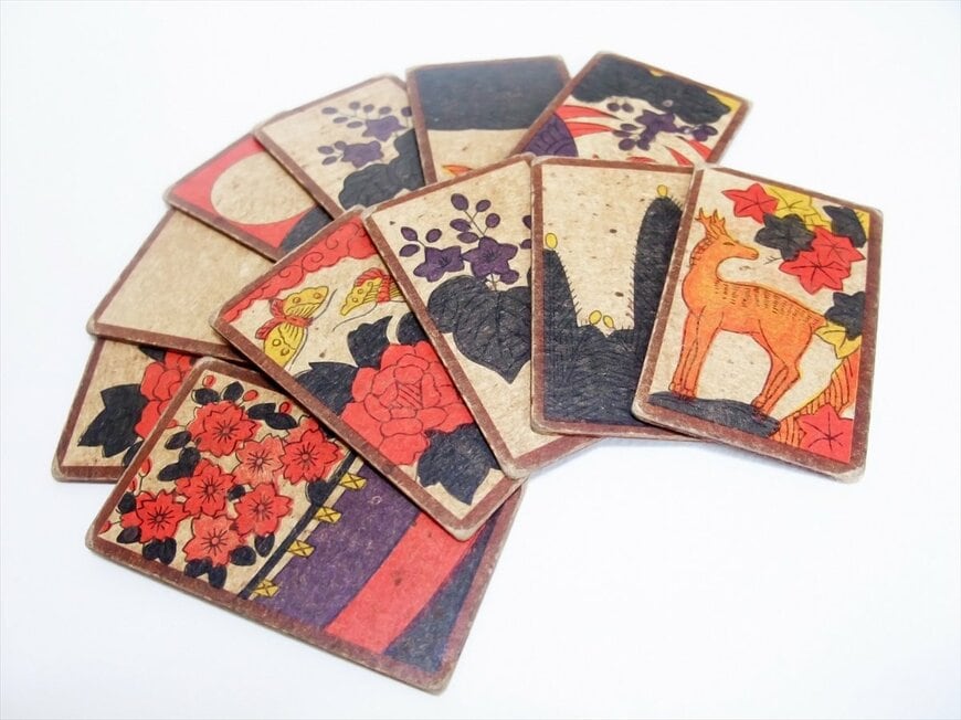 右端にあるのが、紅葉と鹿を描いた10月の札