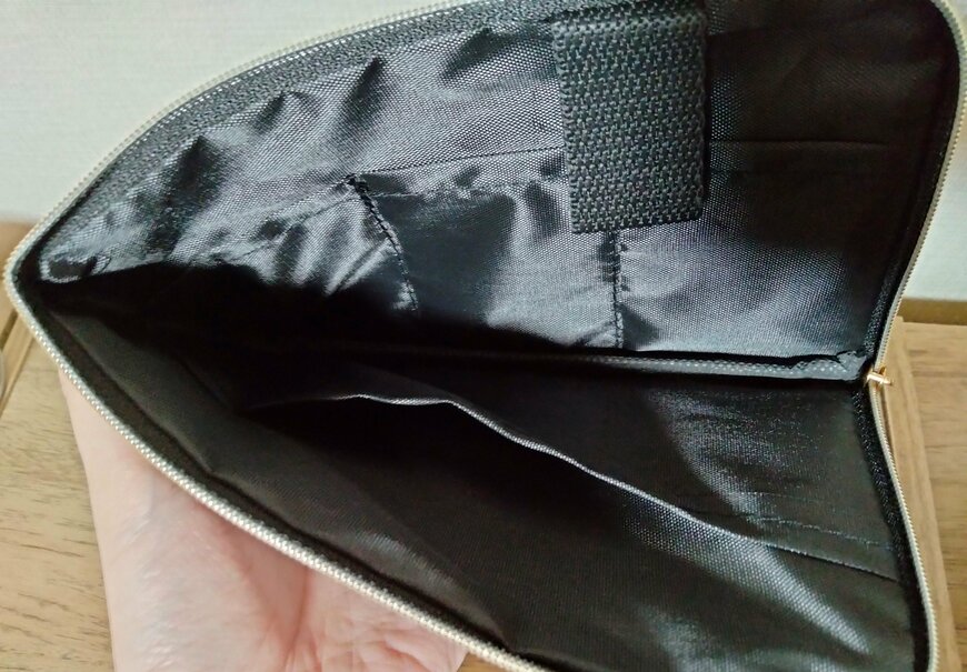 筆者撮影（セリア、革風マルチケース）