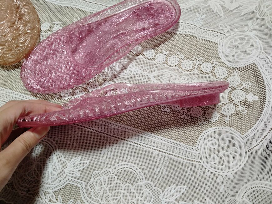 出所：筆者撮影（キャンドゥのクリアフラットミュール）