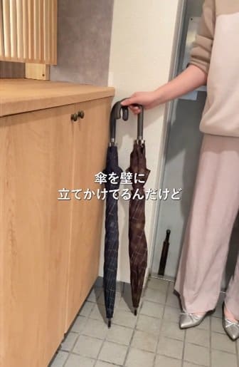 「まさに一石三鳥」築30年【賃貸DIY】セリアと無印良品アイテムを組み合わせた〈浮かせる傘置き〉が話題。玄関がおしゃれで快適に！
