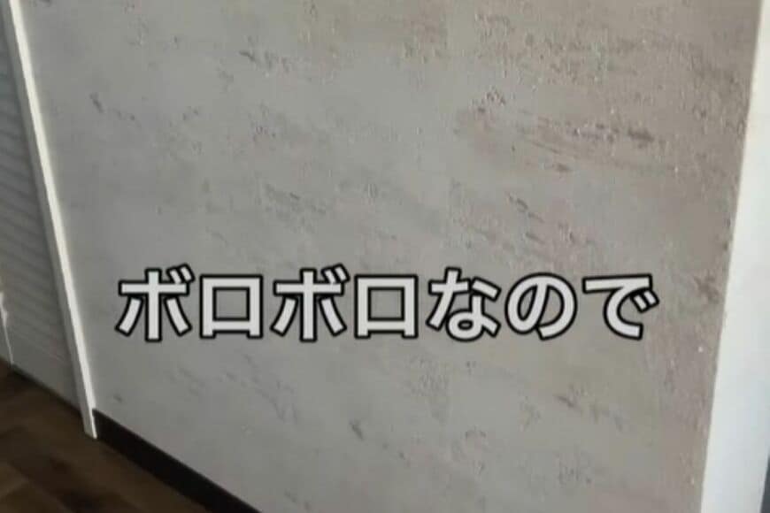 猫の爪とぎで傷んだ壁を、ホームセンターの木材を使った「腰壁」で修復するDIYアイデア。キッチンを大正ロマン風のレトロモダンな空間に仕上げる、実用的なリメイク術