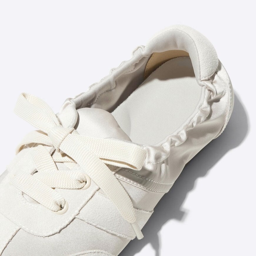 出所：GU公式　ギャザーバレエスニーカー