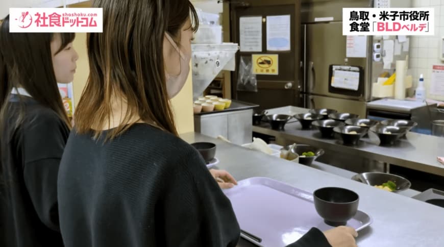 【米子市役所食堂】月に1度の「牛骨ラーメン」が人気！誰でも利用できる米子市役所食堂でコミュニケーションが弾みます