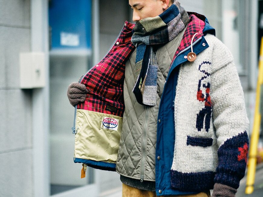 ハイテクな機能素材より、ウールなどのローテクな天然素材のほうが好みと語る白木さん。〈シエラデザインズ〉のマウンテンパーカーの上にカウチンニットを羽織るユニークなレイヤードを披露してくれた。