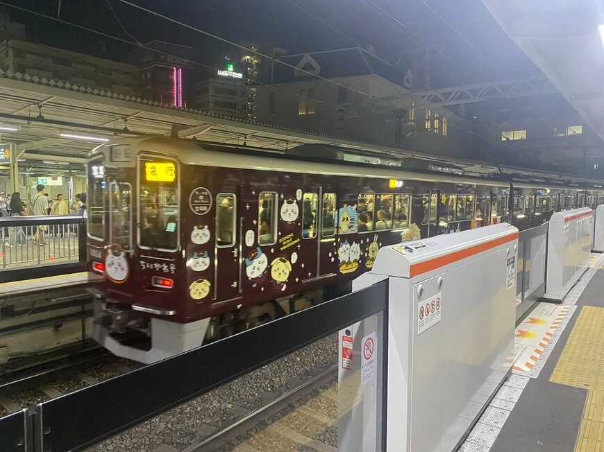 ちいかわ達が散りばめられた電車
