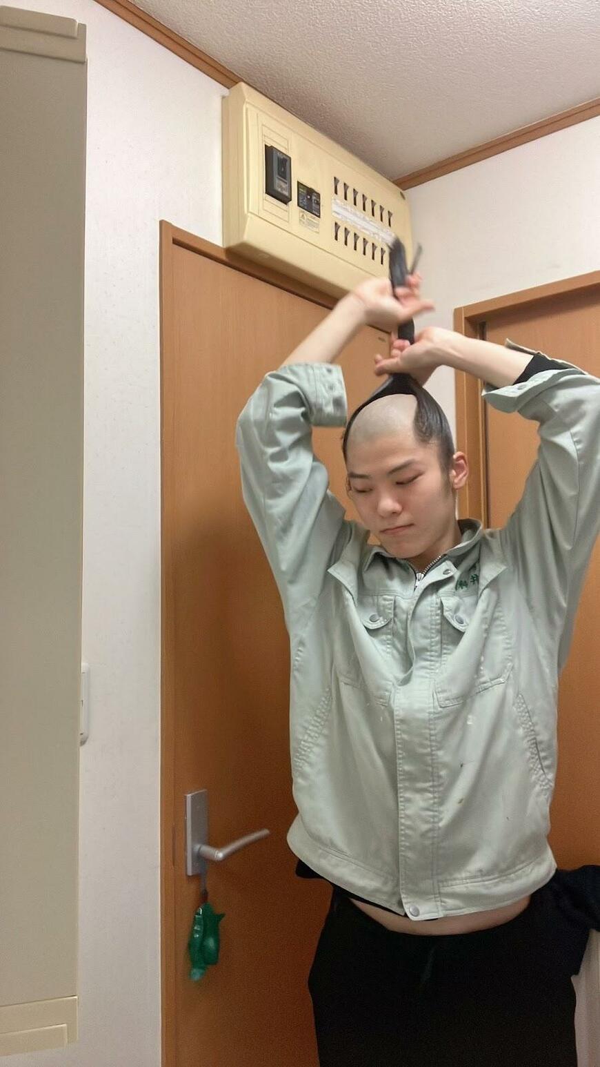 ちょんまげに和装で生活している