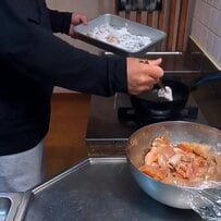 「新年度の始まりはいつもコレ！」高校生の息子と自分用に800gの唐揚げ弁当を実際に作ってみた。爆盛りすぎる唐揚げに大興奮のコメント続々