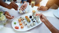 アメリカのホームパーティで少年が握った「Sushi」 生魚が食べられず魚形のスナックをネタにした1皿に8万3000回表示