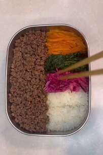 【ビビンバ弁当】綺麗に入った具材が美しい！食欲をそそるゆで卵の入れ方も必見！