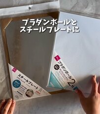 【100均DIY】ダイソーのプラダンとスチールプレートで〈浮かせるキッチン収納〉が爆誕！「思いつくの天才ですね」と話題