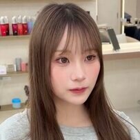 〈ストレートロング女性〉がプロの手で…→華やかな〈レイヤースタイル〉に！ふんわりボリューム感のあるデザインが可愛い