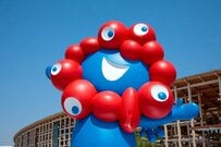 万博会場に現れた「巨大生物？」に思わず目を疑う　幻想的な光景に注目集まる