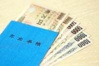 【70代夫婦の貯蓄】平均2416万円・中央値1178万円。年金「手取り」が少ない理由と天引きの「年18万円」ルール