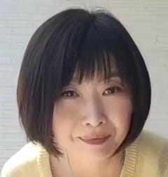 【60歳マダム】UNIQLO「バギーカーブジーンズ」を爽やかに着こなす！”イエロー×ホワイト”のデニムコーデがおしゃれ
