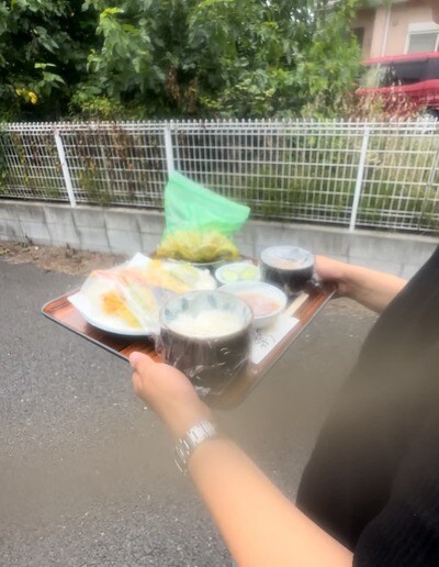お盆を持って歩く様子