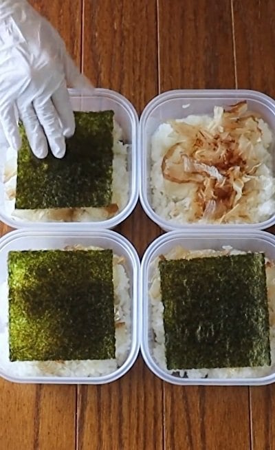 のりの下におかかを忍ばせます