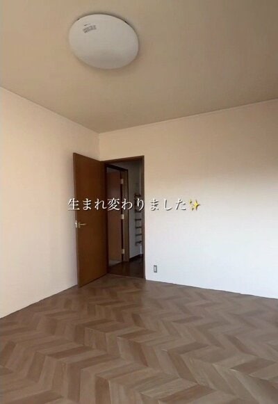 白い壁と新しい床の寝室