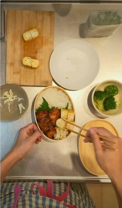 甘醤油卵焼きを詰める