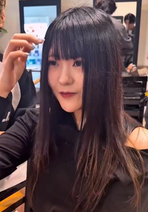 「顔が大きく見える…」と悩む女性　全部お任せで「カット＆カラー」に挑戦！美しすぎる髪型に笑顔