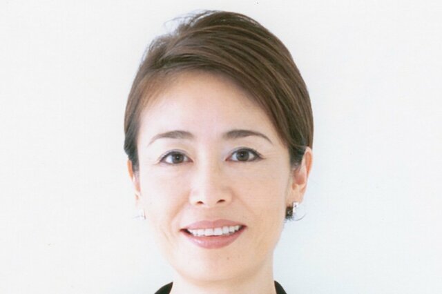 67歳 安藤優子がZARAと桜色シルクコートで魅せるハイセンスな春の装い。「最高に素敵な大人ピンク」と反響