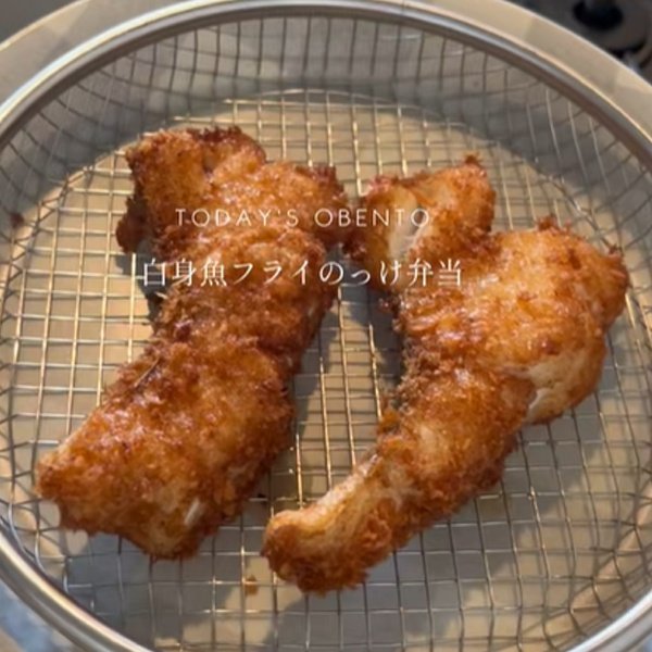 【夫への愛情弁当】きつね色の〈白身魚フライ〉をご飯の上にどーん！手作りおかずが詰まった「のっけ弁当」が美味しそう！